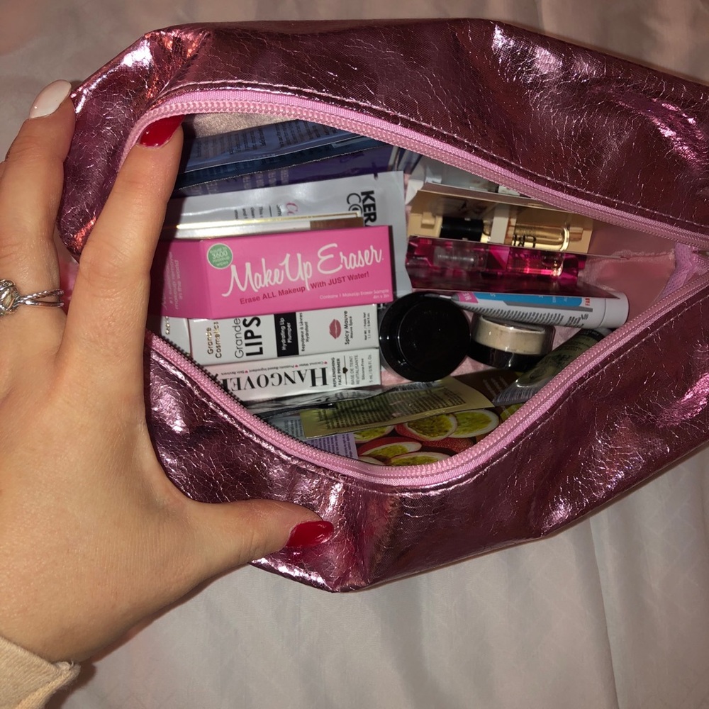 Make up Bag with 23 SAMPLES!